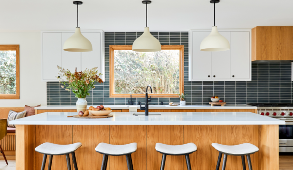 Desain dapur dengan langit-langit tinggi yang dilengkapi dengan lampu gantung kristal